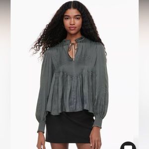 Aritzia Wilfred Milou Blouse
Plisse satin crewneck pin-tuck blouse coal grey xs